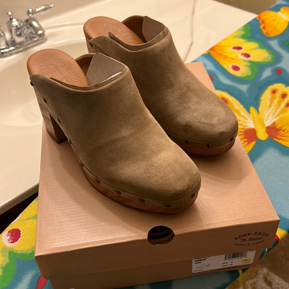 NWTs Kork-Ease Sudbury taupe clogs, size 8